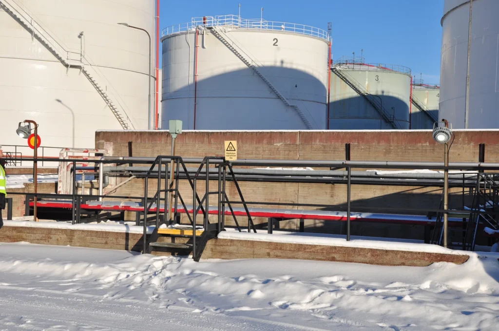 Finland: Oil-Facility Tank and Walkway Lighting — site photograph 2