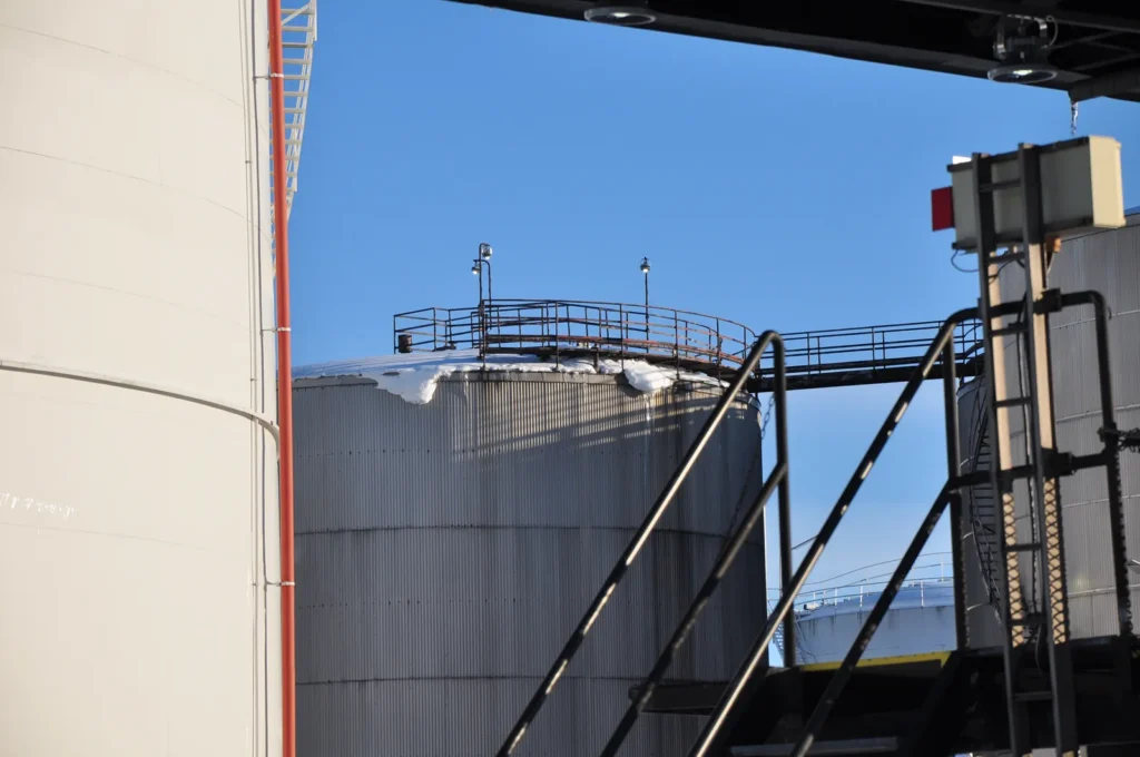Finland: Oil-Facility Tank and Walkway Lighting — site photograph 4