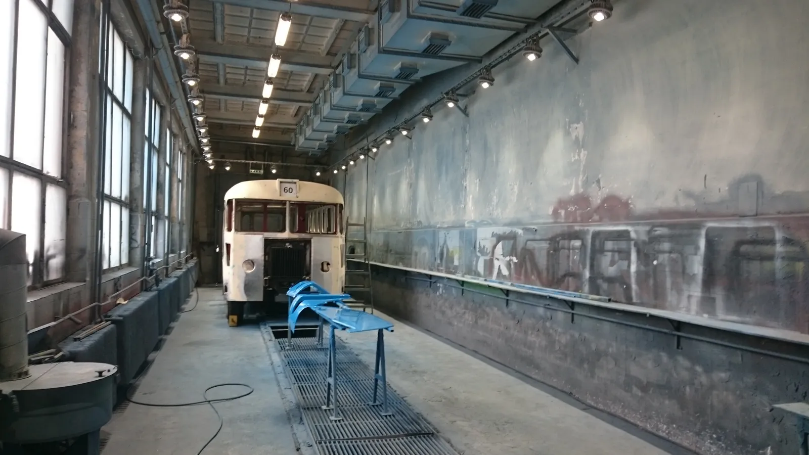 Hungary: Bus-Painting Workshop Lighting — site photograph 1